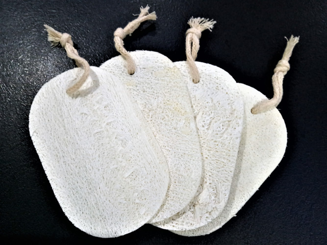 Jednovrstvá lufová houbička bílá 8x13 cm v papírovém balení 1 ks
